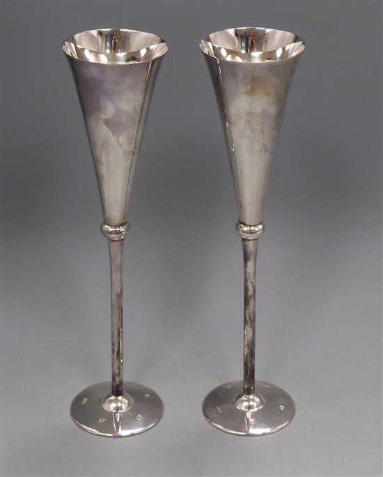 A cased pair of Carrs Millennium Britannia standard silver champagne flutes, 16 oz.